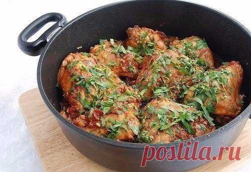 Одно из вкуснейших блюд грузинской кухни — Чахохбили 




По сути это рагу из мяса птицы, особенностью которого является, обжаривание кусочков без добавления жира, а затем тушение в собственном соку и томате , с добавлением специй и орехов до готовности…