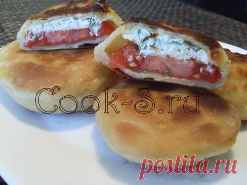Лепешки с помидорами, творогом, зеленью и чесноком