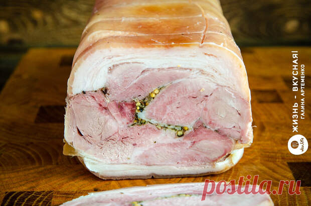 Рулет из свиной рульки - БУДЕТ ВКУСНО! - медиаплатформа МирТесен Хочешь — на праздник, а хочешь — для ежедневных лакомств… Этот рулет из свиной рульки прекрасен с любой стороны, с какой на него ни посмотри. Зима — идеальнейшее время вволю поесть жирного мяска! Нежное, насыщенное по вкусу мясо… Дополнить его квашеной капусткой или кимчи… Ну кайф же! При том, что