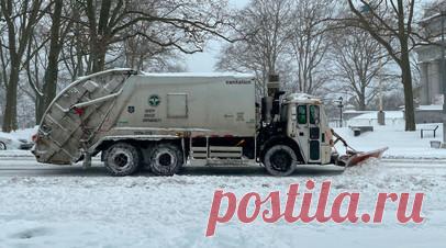 Москвич поскользнулся и погиб под колёсами мусоровоза. Пожилой мужчина погиб во дворе жилого дома на Халтуринской улице в Москве после того, как поскользнулся и попал под колёса мусоровоза. Об этом сообщила Госавтоинспекция столицы в Telеgram-канале. Читать далее