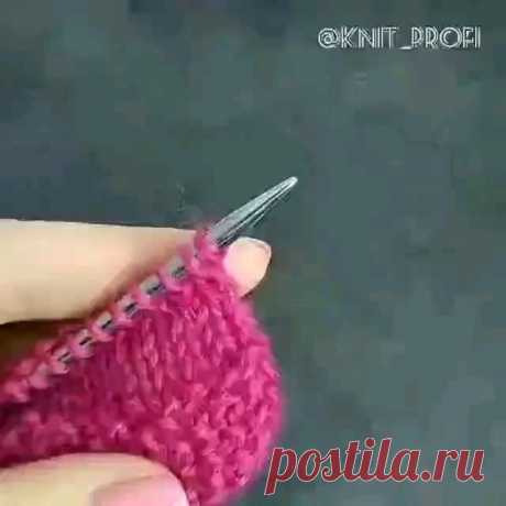 Спасибо за  урок о наборе дополнительных петель от правого края изделия от @knit_profi .
Чаще всего добор петель делают с помощью скрещенных накидов, в этом случае нижний край получается очень эластичный, из некоторой пряжи даже рыхлый, а это не всегда уместно.
.
Используя такой 👆  вариант набора петель вы получите край устойчивый к растяжению (см. видео 2).