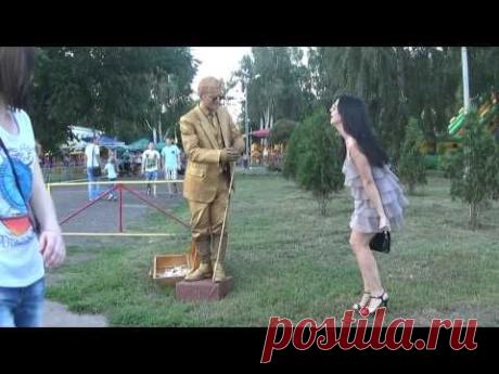 Живая статуя, целующая дамам ручку (Сумы) - YouTube