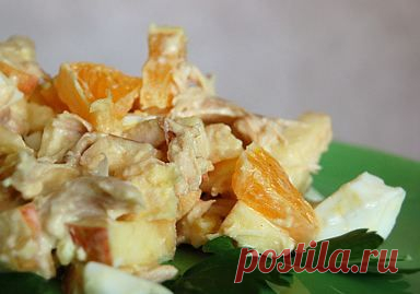 Салат с апельсинами, сыром и яйцом.