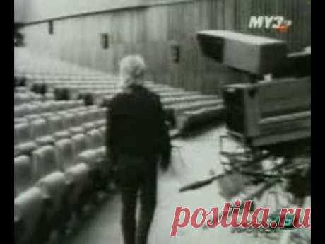 Ночное рандеву. Для справки - настоящим автором этой песни является бывший солист Рок-ателье (рук. К.Кельми) Вадим Усланов. Просто когда Вадим принес ее в упомянутый коллектив и спел, Кельми, смекнув, что получилось нечто грандиозное, пользуясь служебным положением, быстро оформил на неё авторские права. Из-за этого Усланов покинул Рок-ателье, а Кельми с упомянутым коллективом перепел Ночное рандеву