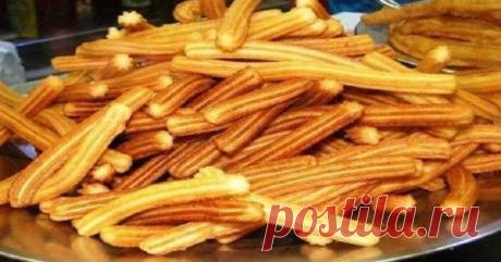 За 20 минут вы сможете напечь целую тарелку таких. Попробуйте — и они станут вашим любимым лакомством! Чуррос – это лакомство, которое очень популярно в Испании. Его рецепт знает каждая хозяйка. Такие пончики продаются в уличных ларьках и специальных чуччериях. Поэтому те, кто был в Испании, наверняка пробовали это восхитительное блюдо. Теперь рецепт чуррос доступен и вам. Нежнейшее заварное тесто просто тает во рту!