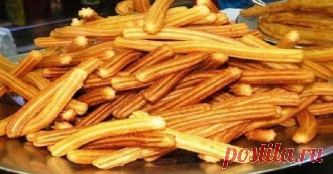 За 20 минут вы сможете напечь целую тарелку таких. Попробуйте — и они станут вашим любимым лакомством! Чуррос – это лакомство, которое очень популярно в Испании. Его рецепт знает каждая хозяйка. Такие пончики продаются в уличных ларьках и специальных чуччериях. Поэтому те, кто был в Испании, наверняка пробовали это восхитительное блюдо. Теперь рецепт чуррос доступен и вам. Нежнейшее заварное тесто просто тает во рту!