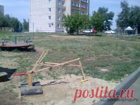 Экскаватор для детской площадки из жердей и болтов
