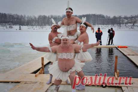 Well done walrus !! At 40 degrees of frost show athletic,  to swim in the hole  Mother Volga.