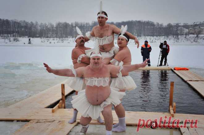 Well done walrus !! At 40 degrees of frost show athletic,  to swim in the hole  Mother Volga.