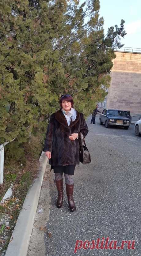 Առօրյա հոգսերից դուրս..🌷.
Աշխատանքային խորհրդակցության ավարտին արված լուսանկարներ....հոգնածությունը թոթափելու հույսով:
Որքան քեզ բարձր պահես,անառիկ,այնքան ցանկալի կլինես անշուշտ:Դու ամբողջ կյանքում հիշիր, որ մարդիկ բարձրունք են սիրում և ոչ թե անդունդ: