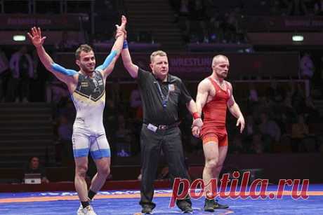 Украинец отказался от фото с россиянином на чемпионате Европы по борьбе. Украинец Александр Грушин отказался фотографироваться с победителем и призерами чемпионата Европы по борьбе на церемонии награждения. Спортсмен сделал это из-за присутствия на пьедестале почета россиянина Анвара Аллахьярова, который завоевал бронзу. Грушин стал серебряным призером.