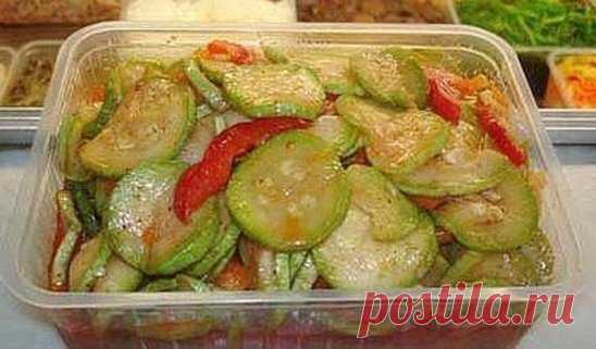 Кабачки по-корейски «улетают» первыми. 
Сколько бы вы их не сделали, на хранение останется только половина. Вторую половину вы просто не заметно скушаете:)!
Для приготовления этой заготовки на зиму желательно использовать только крепкие и молоденькие кабачки. От кожуры их очищать не стоит и, если вы нарезали кабачки соломкой, то и другие овощи, присутствующие в этой закуске режьте тоже соломкой. Если же режете кабачки кружочками, то всё тогда тоже режьте кружочками. Так по...