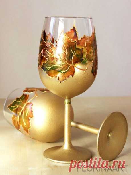 Dec 4, 2020 - Regalo di pensionamento, mano dipinta bicchieri da vino, bicchieri delle foglie di acero Un set di due bicchieri di vino decorato con foglie di acero in autunnali colori caldi come loro, marrone, arancione, giallo, verde e rame. I gambi degli occhiali sono in colore oro re. Le foglie sono