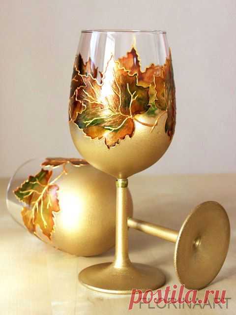 Dec 4, 2020 - Regalo di pensionamento, mano dipinta bicchieri da vino, bicchieri delle foglie di acero Un set di due bicchieri di vino decorato con foglie di acero in autunnali colori caldi come loro, marrone, arancione, giallo, verde e rame. I gambi degli occhiali sono in colore oro re. Le foglie sono