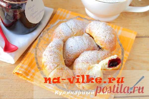 Дрожжевые рогалики с желе из черной смородины.