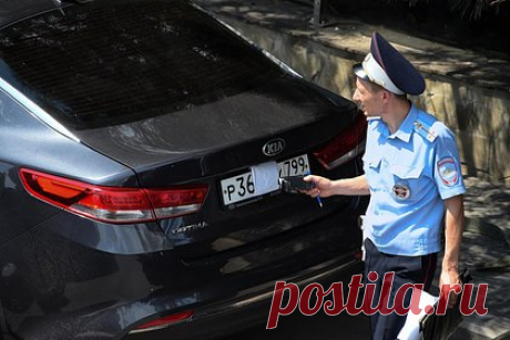 Россиянам назвали самые проблемные автомобили. При перерегистрации автомобиля у сотрудников ГИБДД могут вызвать сомнения повреждение маркируемой панели кузова, следы ремонта и вторичной покраски. Также на исследование могут отправить автомобиль, входящий в число наиболее угоняемых, машину с утерянными или недавно восстановленными документами.