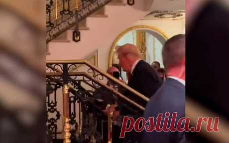 Ликование в резиденции Трампа на фоне подсчета голосов на выборах. Видео. На фоне подсчета голосов Дональд Трамп, который, по предварительным данным, опережает свою конкурентку на выборах Камалу Харрис, прибыл на вечеринку в резиденцию Мар-а-Лаго во Флориде.