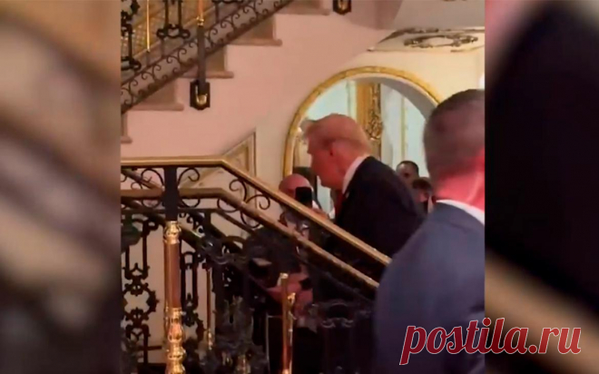 Ликование в резиденции Трампа на фоне подсчета голосов на выборах. Видео. На фоне подсчета голосов Дональд Трамп, который, по предварительным данным, опережает свою конкурентку на выборах Камалу Харрис, прибыл на вечеринку в резиденцию Мар-а-Лаго во Флориде.