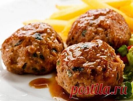 СОЧНЫЕ КУРИНЫЕ КОТЛЕТКИ

Ингредиенты:
Куриный фарш - 600 гр.
Репчатый лук - 1 шт.
Яйцо куриное - 1 шт.
Сыр твердых сортов - 40 гр.
Петрушка - 1 пучок 
Масло растительное - 50 гр.
Соль, перец - по вкусу
 
Приготовление:
1. Луковицу очистить и хорошенько измельчить (лучше всего при помощи блендера или потереть на терке) и добавьте к фаршу вместе с яйцом.
2. Зелень мелко нарежьте, сыр натрите на терке. Фарш посолите, поперчите (где-то по 1/2 ч. л. соли и перца), добавьте изме...