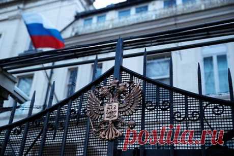 В России указали на отведенную Западом роль радиоактивного могильника Украине. Заявления первого заместителя министра обороны Великобритании Джеймса Хиппи о передаче Киеву снарядов с обедненным ураном свидетельствуют о том, что Запад уготовил Украине роль радиоактивного «могильника». На это указало посольство РФ в Лондоне.