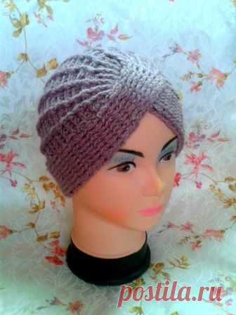 Шапочка-Чалма одна женщина попросила связать чалму по старинному советскому журналу, там спицами, я крутила вертела распускала, отказалась........но решила таки связать её, но уже крючком. Связала сначала планку рельефными выпуклыми столбиками на окружность головы плюс нахлест на лбу. Перекрестила концы и стала вязать поперечными рядами от планки до планки рельефными столбиками