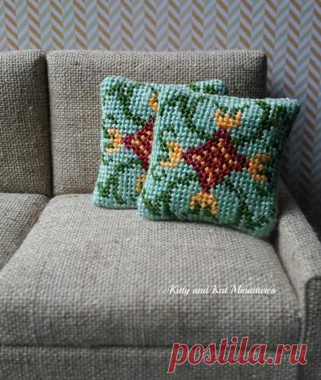 Kitty And Kat Miniatures в Instagram: «Why sew 1 when you can sew 2 from the same kit? #kittyandkatminiatures #mini #miniature #miniatures #dollhouse #dollshouse #dollhouseaccessories #sewing #petitpoint #embroidery #pillow #cushion #handcrafted #handmade #janetgranger #22count #modernminiatures #sofa #couch #dollhousefurniture #kawaii»