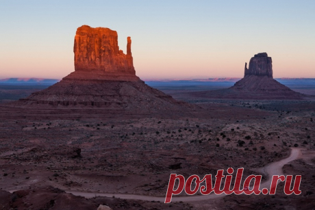 Закат в Долине Монументов, США. Последние лучи солнца освещают West Mitten Butte (Западную Варежку). Восточная Варежка уже в тени, но закатное светопредставление только начинается. Автор фото – Антон Селезнев: nat-geo.ru/community/user/118413/