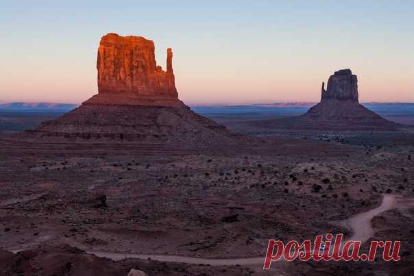 Закат в Долине Монументов, США. Последние лучи солнца освещают West Mitten Butte (Западную Варежку). Восточная Варежка уже в тени, но закатное светопредставление только начинается. Автор фото – Антон Селезнев: nat-geo.ru/community/user/118413/