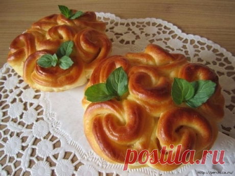 Кружевные булочки с колбасой
