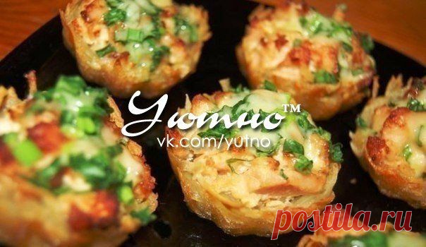 Тарталетки из картофеля с куриным филе под чесночно-сырным соусом
