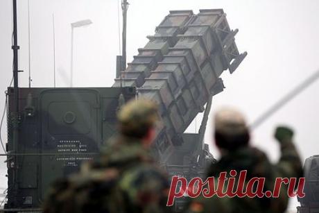 В США назвали ЗРК Patriot магнитами для ракет. Зенитные ракетные комплексы (ЗРК) Patriot, которые передали Украине, стали магнитами для российских ракет. Эти системы обречены на атаки из-за недостаточной мобильности, пишет издание The Drive. Радары ЗРК выдают мощную электромагнитную сигнатуру, поэтому ЗРК нетрудно обнаружить.