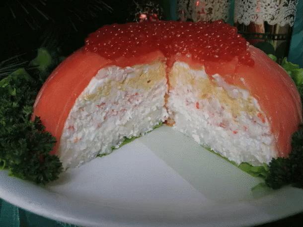 Праздничный рыбный торт
Продукты: 
Рыба слабосолёная (форель/сёмга) — 500 г 
Яйца варёные — 4 шт. 
Рис отварной — 4-5 ст. л. 
Крабовые палочки (или креветки) — 1 упаковка 
Для крема: 
Мягкий сыр 