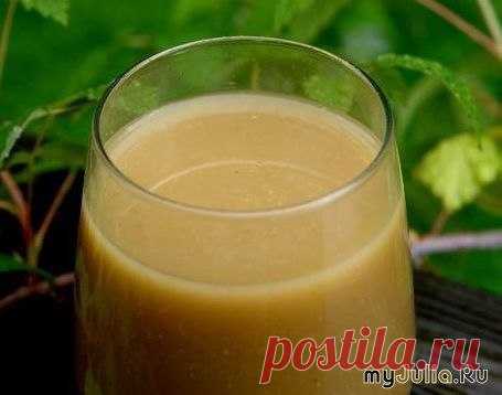 Банановый кисель от кашля

Не является традиционным русским, но это прекрасное средство от кашля, вылечивает даже бронхит! Особенно помогает маленьким деткам, да и взрослым тоже.

Ингредиенты:
- 1 банан (крупный, зрелый)
- 1 стакан сахара
- 200 мл воды (крутой кипяток)

Очистить банан, помять вилкой (лучше деревянной толкушкой) в пюре, перемешать с сахаром. Залить кипятком, хорошо перемешать, закрыть крышкой и дать настояться 30 минут.

Желейную массу процедить через сито ...