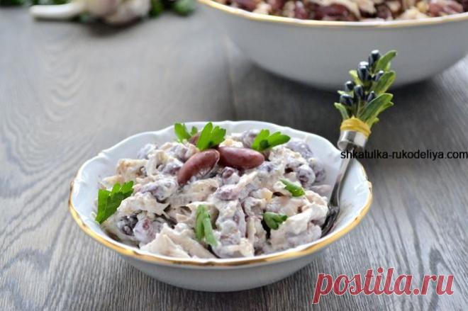 Цей рецепт сподобається любителям салатів. При тому що готується з недорогих і легкодоступних продуктів, цей салат сповнений смачних і ситних інгредієнтів, які чудово поєднуються один з одним. І гармонійно доповнює калейдоскоп смаків оксамитовий соус на основі грецького йогурту.ЗНАДОБИТЬСЯ:500 г курячої грудки5 шт. зварених круто яєць1 банка консервованої кукурудзи1 банка червоної квасолі в розсолі4 шт. маринованих
