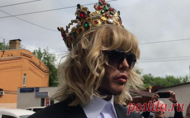 Зверев по свадебному платью предсказал Лене Лениной короткий брак Стилист и эпатажный артист Сергей Зверев оценил свадебное торжество светской львицы Лены Лениной. По мнению специалиста, платье невесты было красивым и