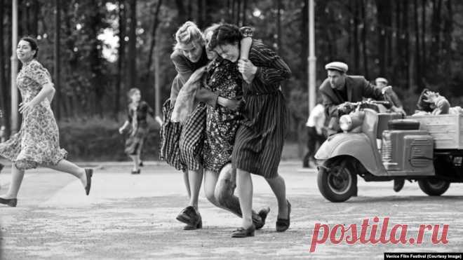 Между Сталиным и Маринкой. Фильм о Новочеркасском расстреле.  На 77-м Венецианском кинофестивале прошла мировая премьера фильма Андрея Кончаловского "Дорогие товарищи!". Исторические события, известные как "Новочеркасский расстрел", стали поводом для камерной и пронзительной мелодрамы.