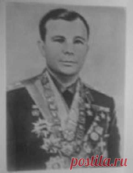 Герой Советского Союза первый летчик-космонавт СССР полковник Юрий Алексеевич Гагарин.