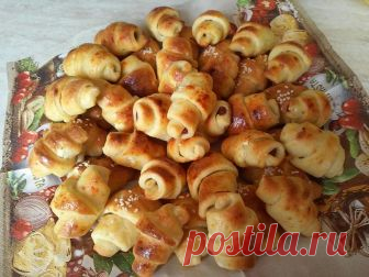 Мини кифлички
200г кашкавал(настърган)
200г сирене(натрошено)
1п.масло125(разтопено)
300г кисело мляко
1ч.л.сода
1ч.л.сол
500г.брашно
яйце за намазване
Поръсваме със сусам,червен пипер,шарена сол....
От всичките продукти омесваме тесто.Разделяме го на 6 топки.Всяка топка разточваме,нарязваме и оформяме кифличките.В едната тава добавих и салам в кифличките при навиването.