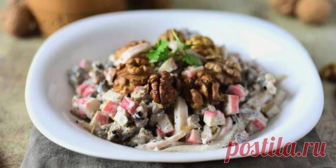 Салат с кальмарами и крабовыми палочками – это оригинальная закуска, которая послужит интересной идеей для праздника или домашнего стола. Любители. Подробности читайте далее.