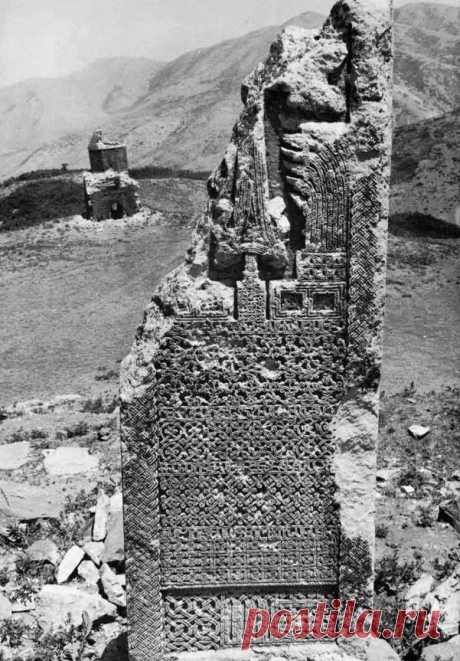 ԽԱՉՔԱՐ_Khatchkar_ХАЧКАР
Մուշի Առաքելոց Վանքում Դավիթ Անհաղթի հիշատակին կանգնեցրած խաչքարը, XII դ.(1141 թվականին)
Վիճակը 1966 եւ 2000 թթ.
Muş, Aziz Arakelots Manastırı yakınlarında, 12 ci yüzyılda Davit Anhaght (Yenilmez David) adnısına dililmiş taştan haç (Khatchkar) . 1966 daki ve 2000 yıllarındaki görünümleri.
