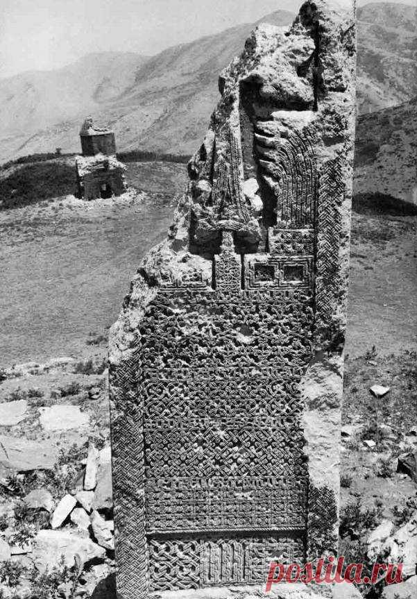 ԽԱՉՔԱՐ_Khatchkar_ХАЧКАР
Մուշի Առաքելոց Վանքում Դավիթ Անհաղթի հիշատակին կանգնեցրած խաչքարը, XII դ.(1141 թվականին)
Վիճակը 1966 եւ 2000 թթ.
Muş, Aziz Arakelots Manastırı yakınlarında, 12 ci yüzyılda Davit Anhaght (Yenilmez David) adnısına dililmiş taştan haç (Khatchkar) . 1966 daki ve 2000 yıllarındaki görünümleri.