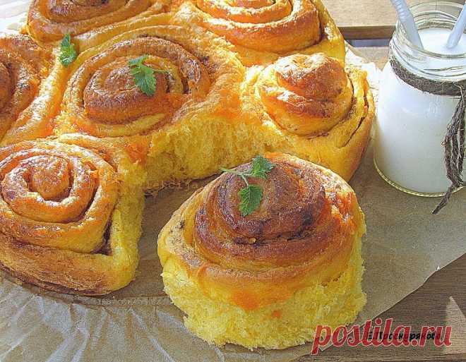 Тыквенные булочки с корицей от Евгении Проскуряковой Тыквенные булочки с корицей

	     Продолжаю пристраивать тыкву (еще немного осталось и план по тыкве будет выполнен). Сегодня у меня вот такие солнечные тыквенные булочки с корицей получились.




	Тесто:

200 мл молока (у меня молоко и вода 50/50),
сухие дрожжи 11 гр,
сахар 2 столовые л
