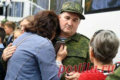 В России предложили не отпускать мужчин на СВО без согласия жены. Депутат Липецкого областного совета Анатолий Емельянов предложил не отпускать женатых мужчин на специальную военную операцию без согласия их жен. Автор инициативы намерен обратиться с предложением в Минобороны. Подобная мера уже используется в некоторых подразделениях, добавил он.