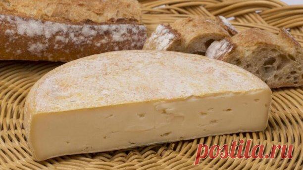 ღЛучшие сыры Франции

Reblochon — Реблошон
Реблошон — это мягкий сорт сыра, производимый у подножия Альп, в Савойе.

Для изготовления используется коровье непастеризованное молоко, которое оставляют закисать, измельчают полученную массу, выкладывают в форму, прессуют, промывают в рассоле и оставляют созревать 2-4 недели. Реблошон представляет собой круг диаметром 14 см, высотой 3-4 см. Средняя масса одной головки — 450 грамм.