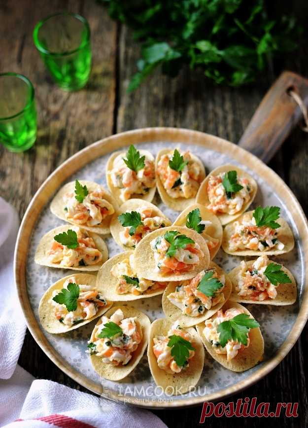 Закуска на чипсах с красной рыбой, сыром и яйцами — рецепт с фото пошагово