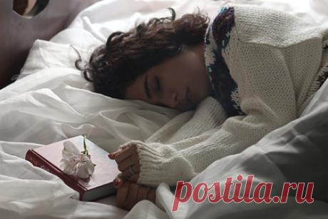 Пользователи сети рассказали о необычных способах быстрее заснуть. Быстрее заснуть можно, если притвориться воздушным шаром или принять позу скелета, рассказали пользователи Reddit. Один из них посоветовал закрыть глаза и вообразить стройку дома. «Подумайте, как он выглядит снаружи, представьте, как он строится, по своему вкусу. Я обычно дохожу до кухни и засыпаю», — написал он.