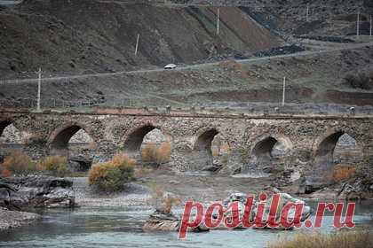 Российский пограничник погиб в Армении. Грузовик Минобороны Армении перевернулся и упал в ущелье в районе Араратской области, инцидент произошел на 80 километре автотрассы Ереван — Ерасх — Мегри. В результате аварии погиб российский пограничник, еще один соотечественник госпитализирован, сообщает местный портал криминальной хроники.