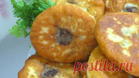 Беляши с мясом на кефире
Хочу предложить вам с рецепт беляшей с мясом, который пользуется заслуженной любовью в нашей семье – беляши на кефире. Иногда кажется, что беляши с мясом обладают каким-то удивительным свойством всех к себе притягивать!Воздушное тесто, щедро пропитанное сочным мясным соком и хрустящая румяная корочка! Этот рецепт беляшей с мясом на кефире подарит вам хорошее настроение, тепло и уют в доме, радость близких – что еще можно желать нам с вами?

Тесто:
...