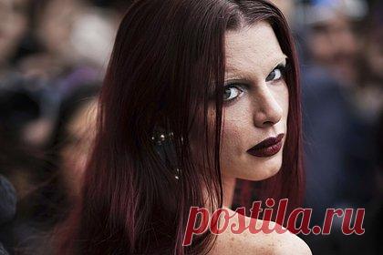 Джулия Фокс появилась на публике в прозрачном платье из волос. Американская актриса и модель Джулия Фокс появилась на публике в необычном наряде и привлекла внимание фотографов. 33-летняя знаменитость была замечена в Париже в прозрачном мини-платье, которое было изготовлено из расплавленного пластика и волос. При этом на фото видно, что на звезде отсутствует нижнее белье.