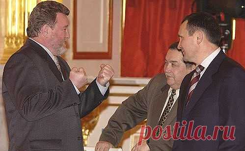 Известный юморист Михаил Евдокимов сенсационно победил на выборах главы Алтайского края в апреле 2004 года. Во власть он пришел с имиджем "простого русского мужика" и твердым намерением решить копившиеся годами региональные проблемы. Однако спустя некоторое время большинство местных политических сил начало требовать его отставки